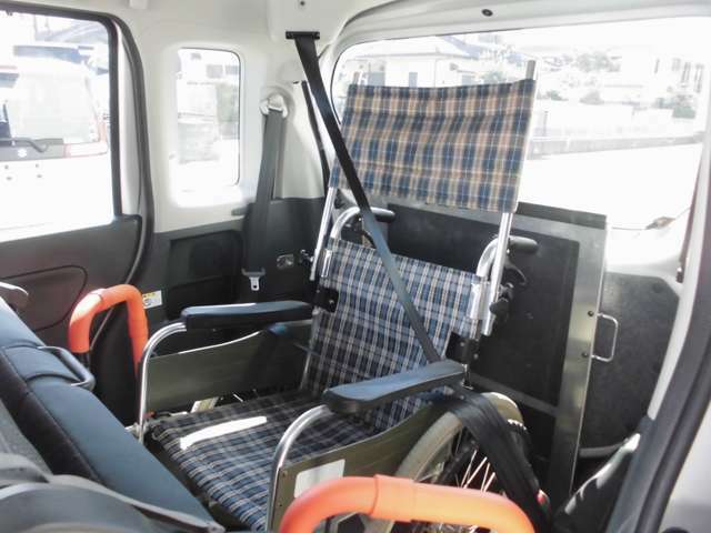車いす利用者が安全に乗車するための、手すりや3点式シートベルトが備えられています。