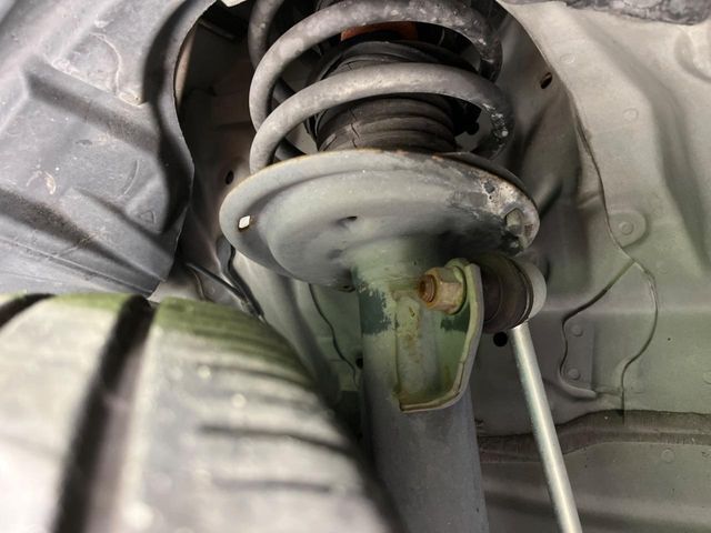お車を安心してお乗りいただく為には、足回りの定期点検が欠かせません。サービスサポート（有償保証）では無料点検もご提供しており、安心のカーライフをお過ごしいただけるサポート体制が整っています。