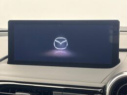 【8.8インチマツダコネクト】車内の雰囲気にマッチした大型のディスプレイ。スマホ接続でのナビ使用やBluetooth再生等、様々な機能が楽しめます。直感的なダイヤル操作が可能で、使い勝手も良好です。