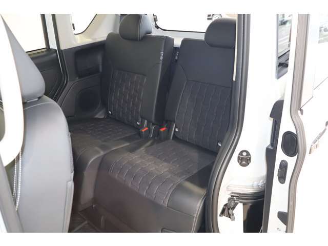 ヘッドクリアランスおよびニークリアランスもゆったりのリアシート！