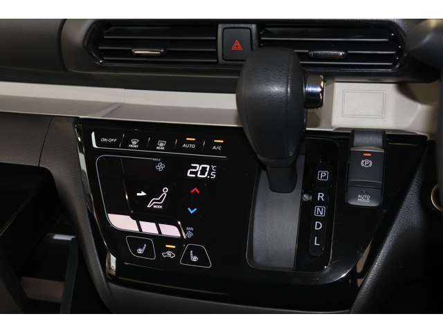 スイッチ操作で作動できる電動パーキングブレーキを装備！また、信号待ちなどの停車時にブレーキペダルから足を離しても停車状態を維持することができるブレーキオートホールドスイッチも装備しています。