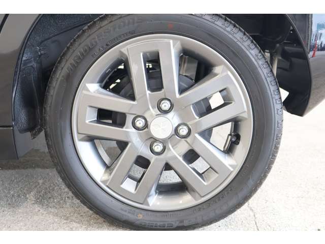 ボディデザインにマッチした純正アルミホイール。お洒落は足元から♪