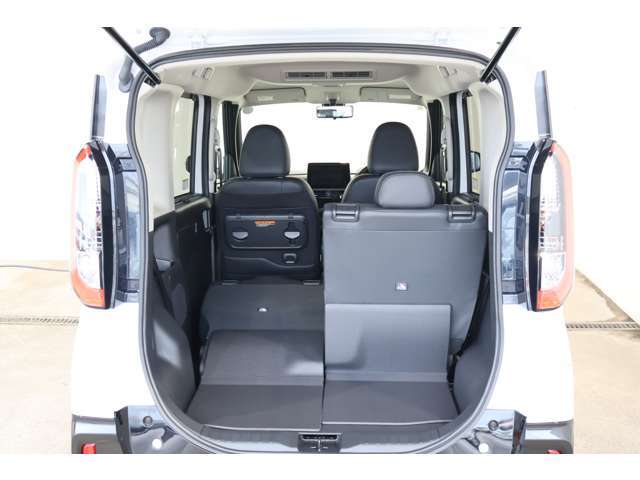 リヤシートを分割して倒せますので、工夫次第で色々な荷物が積めます。