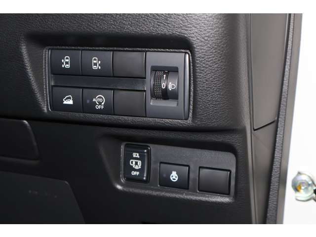 ハンズフリー機能付きオートスライドドア標準装備※両手が塞がっていてもスライドドア下部に足先を入れれば自動で開閉する快適装備です。