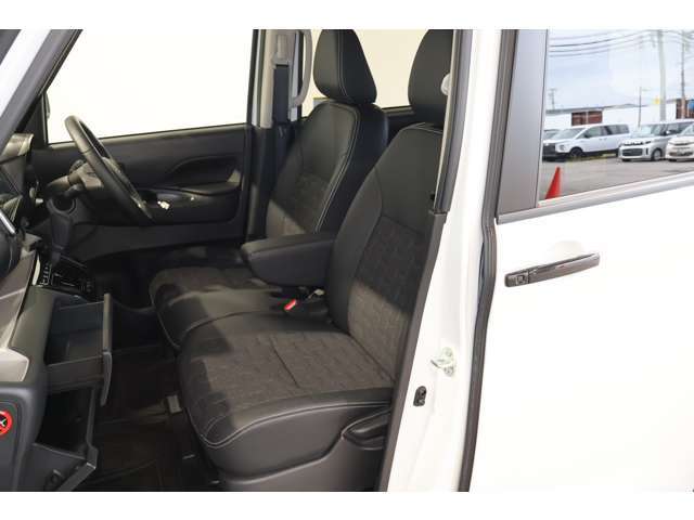 センターアームレスト付フロントベンチシート/運転席＆助手席シートヒーター（クッション部）/ステアリングチルト・シートハイトアジャスター（運転席）・シートベルトショルダーアンカー（運転席・助手席）付