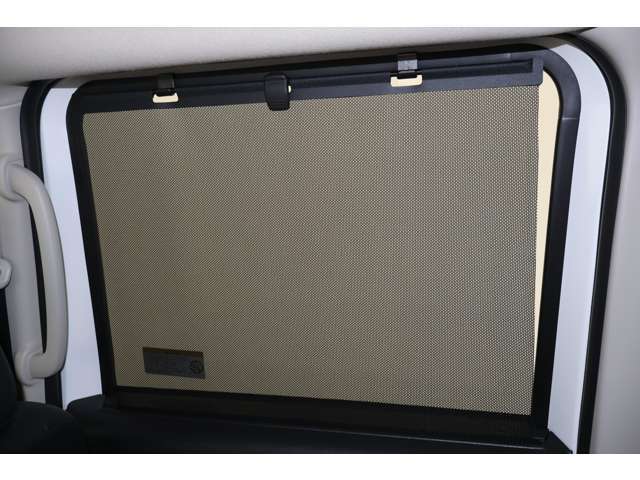 後席を視線や外光からガードするロールアップスクリーン！