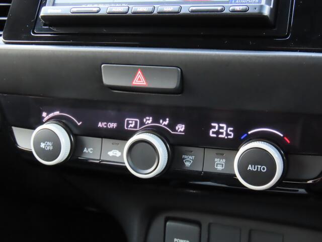 オートエアコン装備。温度設定ができて、室内快適ですよ。