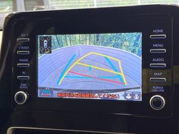 【バックカメラ】駐車時に後方がリアルタイム映像で確認できます。大型商業施設や立体駐車場での駐車時や、夜間のバック時に大活躍！運転スキルに関わらず、今や必須となった装備のひとつです！