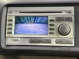 【バックカメラ】駐車時に後方がリアルタイム映像で確認できます。大型商業施設や立体駐車場での駐車時や、夜間のバック時に大活躍！運転スキルに関わらず、今や必須となった装備のひとつです！