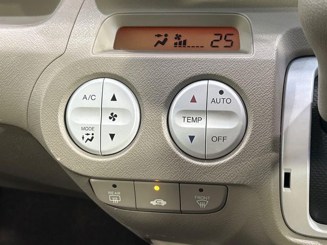 【オートエアコン】一度お好みの温度に設定すれば、車内の温度を検知し風量や温度を自動で調整。暑い…寒い…と何度もスイッチ操作をする必要はありません。快適な車内空間には必須の機能ですね♪