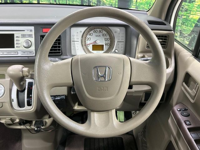 インテリアに合わせたデザインのステアリングは、運転される方のことも考え、運転しやすい形状、大きさです。是非一度、実際に触ってお確かめください。