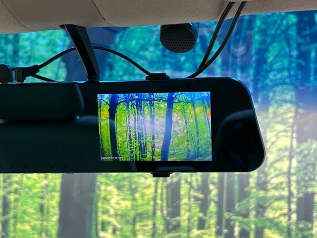 【アドバンスドルームミラー】後席の大きな荷物や同乗者で後方が確認しづらい時でも安心！カメラが撮影した車両後方の映像をルームミラー内に表示。クリアな視界で状況の確認が可能です！