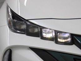 LEDヘッドランプにはアダプティブハイビームシステム「AHS」を採用。光検出カメラで車両検出をし、先行車や対向車に直接ハイビームを当てないように部分遮光します。