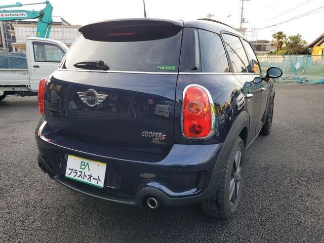 社外ナビ、TV、バックカメラ、ETC、前後ドラレコが付いています。