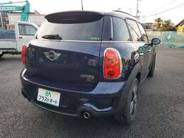 社外ナビ、TV、バックカメラ、ETC、前後ドラレコが付いています。