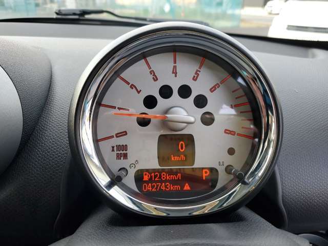 MINIと言えば丸型のメーターパネル。