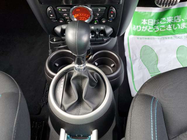 シフトノブはスレ等もなく綺麗な状態です。