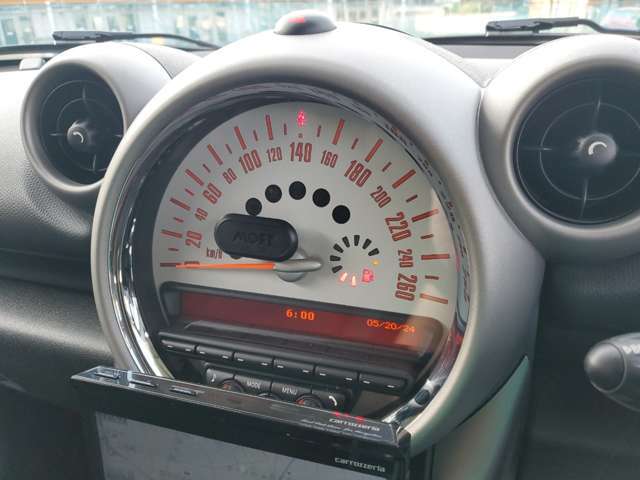 MINIと言えば丸型のメーターパネル。