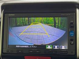 【バックカメラ】駐車時に後方がリアルタイム映像で確認できます。大型商業施設や立体駐車場での駐車時や、夜間のバック時に大活躍！運転スキルに関わらず、今や必須となった装備のひとつです！