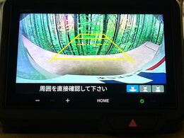【バックカメラ】駐車時に後方がリアルタイム映像で確認できます。大型商業施設や立体駐車場での駐車時や、夜間のバック時に大活躍！運転スキルに関わらず、今や必須となった装備のひとつです！