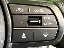 【ホンダセンシング】走行中に前方の車両等を認識し、衝突しそうな時は警報とブレーキで衝突回避と被害軽減をアシスト。より安全にドライブをお楽しみいただけます。