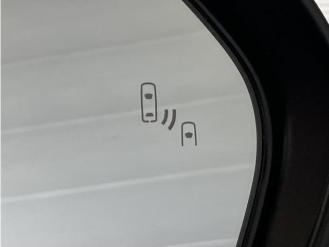 車線変更時の後方確認をアシストしてくれるブラインドスポットモニター！ドアミラーの死角を検知してくれるから車線変更もスムーズです。