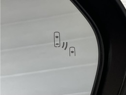 車線変更時の後方確認をアシストしてくれるブラインドスポットモニター！ドアミラーの死角を検知してくれるから車線変更もスムーズです。
