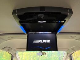 【フリップダウンモニター】大画面モニターで後席でもエンタメをお楽しみいただけます。小さなお子様にも大人気の装備です♪