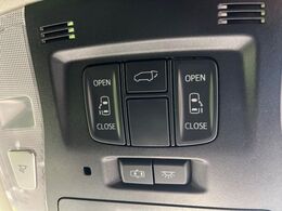 【両側パワースライドドア】スマートキーや運転席のスイッチで後席両側スライドドアの開閉が可能♪電動だから力を入れてドアを開ける必要が無く、小さなお子様でも簡単に開け閉めでき快適です♪