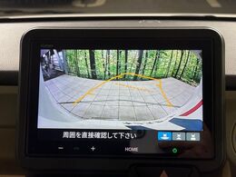 【バックカメラ】駐車時に後方がリアルタイム映像で確認できます。大型商業施設や立体駐車場での駐車時や、夜間のバック時に大活躍！運転スキルに関わらず、今や必須となった装備のひとつです！