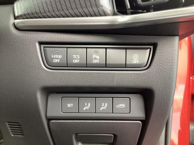 i-stopや各種安全機能のON/OFFのボタンが運転席右側に付いています。状況に応じて切替が可能です。電動パワーシートのメモリーボタンやパワーリフトゲートの開閉ボタンも付いています☆