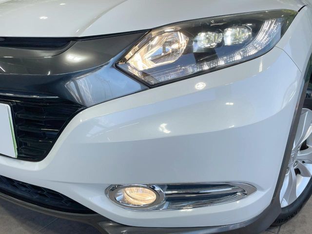 【LEDヘッドライト】悪天候や夜間走行時も良好な視界を確保し安心して運転できる高輝度LEDヘッドライトを装備！点灯速度が早く、消費電力も抑えられています。