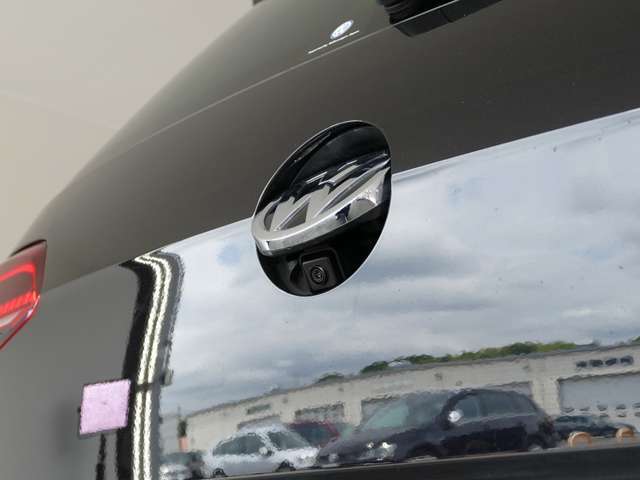 バックカメラ始動時にはVWのエンブレムが動いてカメラがボディの中心位置で映し出します。
