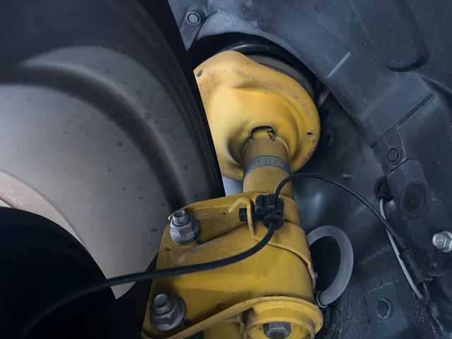 お車を安心してお乗りいただく為には、足回りの定期点検が欠かせません。サービスサポート（有償保証）では無料点検もご提供しており、安心のカーライフをお過ごしいただけるサポート体制が整っています。