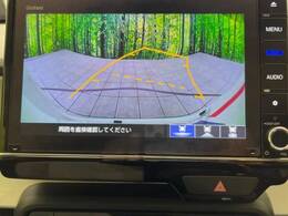 【バックカメラ】駐車時に後方がリアルタイム映像で確認できます。大型商業施設や立体駐車場での駐車時や、夜間のバック時に大活躍！運転スキルに関わらず、今や必須となった装備のひとつです！