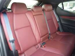 【後席】フロントシート同様、人間工学に基づいた構造で、長く座っていても疲れにくい形状になっています♪