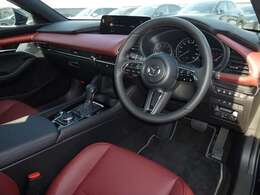 ドライバーを中心に操作機器や計器類を左右対称に配置したコックピット。ヒューマンインターフェイス優先とする事で、疲労軽減や安全にも繋がります♪