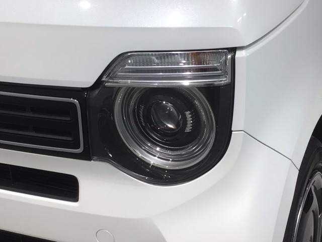 LEDヘッドライトは、点灯の瞬間から最大光量を発揮し、突然暗くなるトンネルなどでの安定感を高めます。