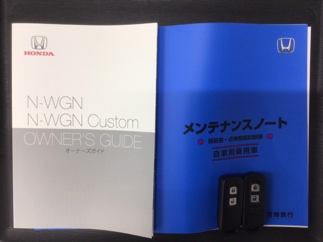 スマートキーは鍵をバッグに入れたままでもドアロックの開閉やエンジンのON・OFFができます。夜間や雨の日も鍵を探さなくて良いので便利です。