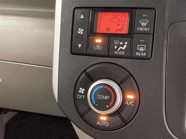 オートエアコンで細かい温度調節ができます。車内をいつでも快適空間にしてくれます。