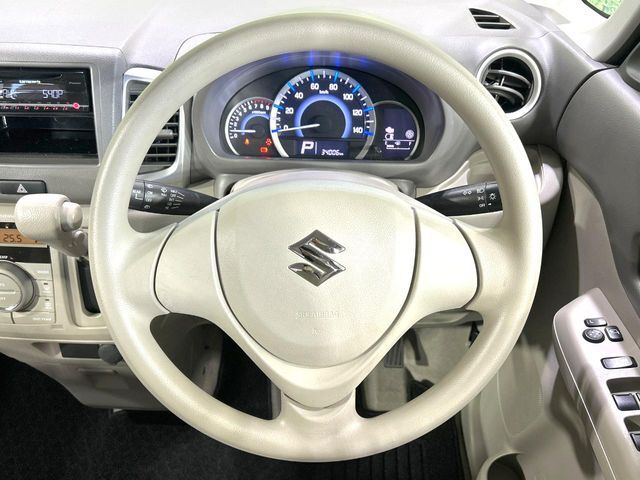 インテリアに合わせたデザインのステアリングは、運転される方のことも考え、運転しやすい形状、大きさです。是非一度、実際に触ってお確かめください。