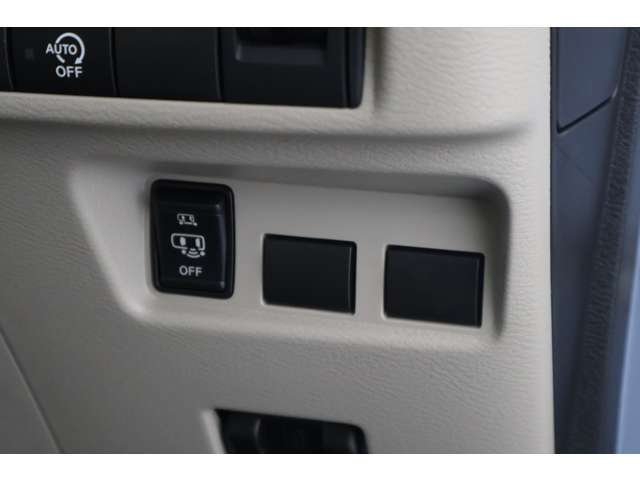 助手席側ハンズフリーオートスライドドア(^^♪荷物などで両手がふさがっていても、スマートキーを携帯している状態で、助手席側スライドドアの下に足先をスッと入れてサッと引くだけで、ドアが自動で開閉します。