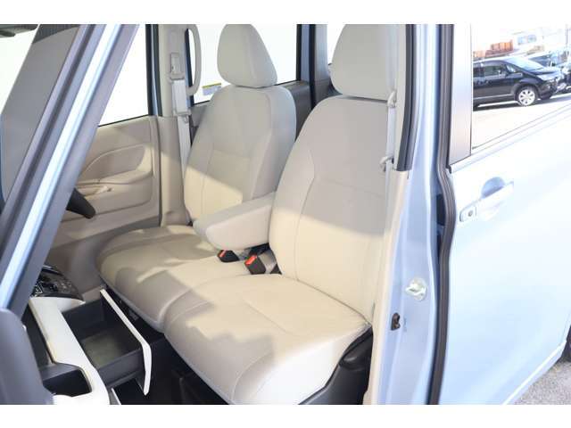 大きなベンチシートで足元もヒロビロ■大型シートで座り心地は快適♪中央にはアームレストが付いてゆったりドライブ♪　シートヒーター（運転席＆助手席）装備(*^-^*)