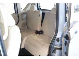 左右分割でのスライド＆リクライニングができるリヤシート♪足を組んでもラクラク座れます！