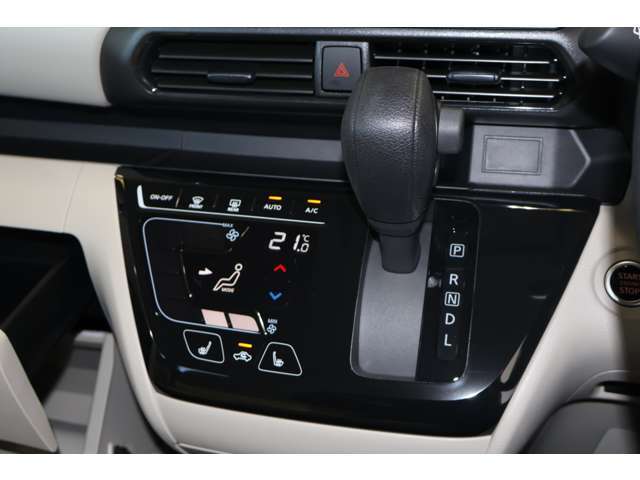 つややかで上品質のタッチパネル式オートエアコンを標準装備！スマートフォンの様な操作性＆高い視認性＆わかりやすい操作音で使いやすいですよ♪