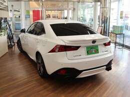 雨の日でもゆっくりお車ご覧いただけます