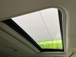 【サンルーフ】開放感たっぷりの希少装備、サンルーフが装着されています！車内に明かりを取り入れたり景色を楽しむ以外にも、車内の空気も簡単に換気できて快適です！