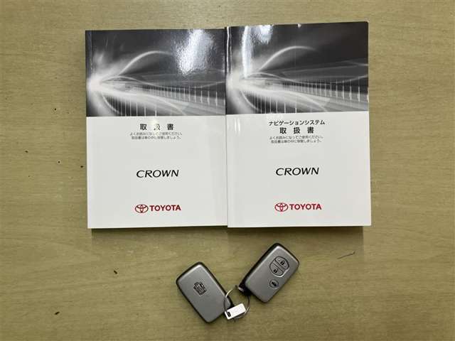 メンテナンスノートと備え付けのカギの画像になります。