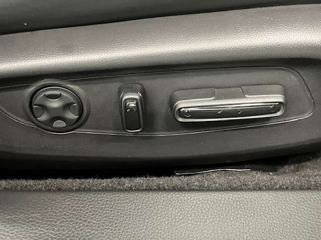 ゆったり、しっかりと座れるシートに運転席は高さ調節可能なパワーシート付き！シート位置の前後と高さ、レバーの上下左右の調節で自分にあったポジションを見つけることができます！