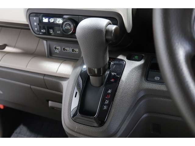 インパネシフトだから視線の移動も少なく足元もスッキリ♪運転席もゆったりしているのでゆとりを持ってドライブできますね！